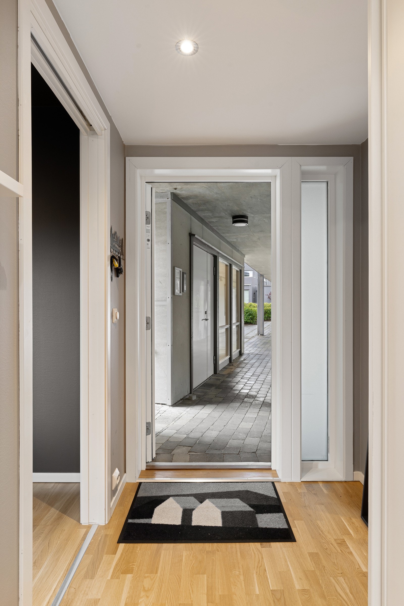 Spotter i taket på badet og i gang/entrè. Galleribilde