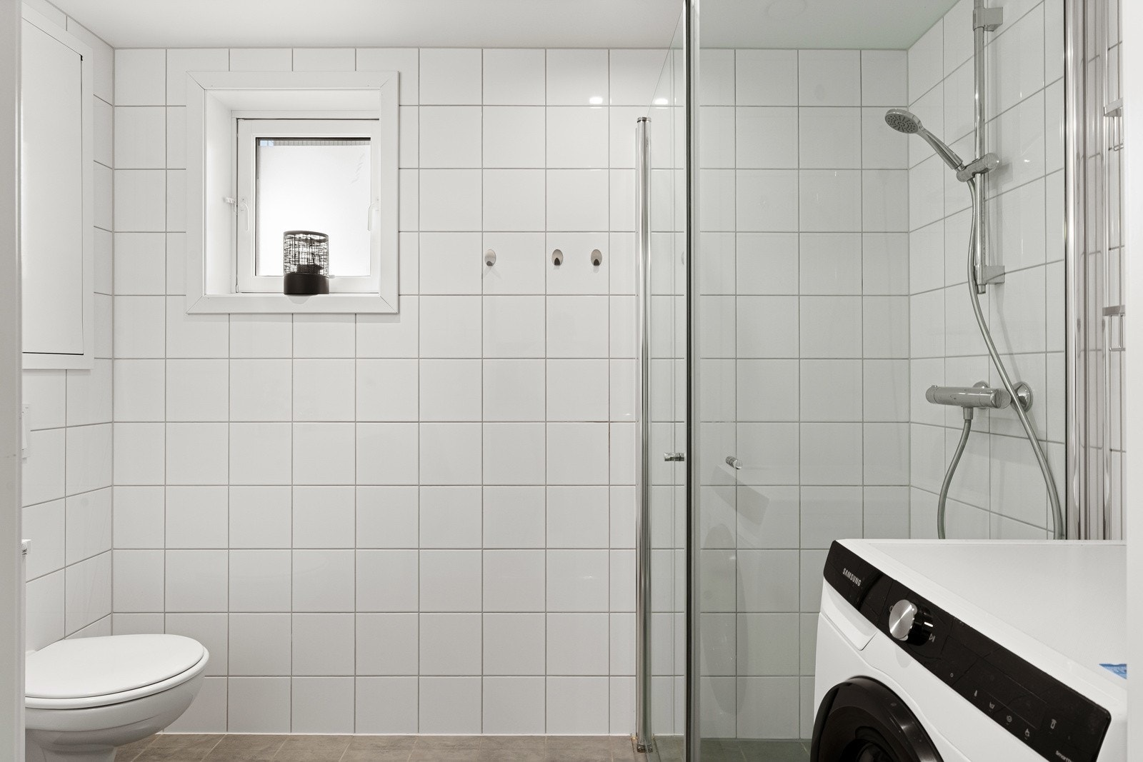 Opplegg til vaskemaskin/tørketrommel på badet. Galleribilde