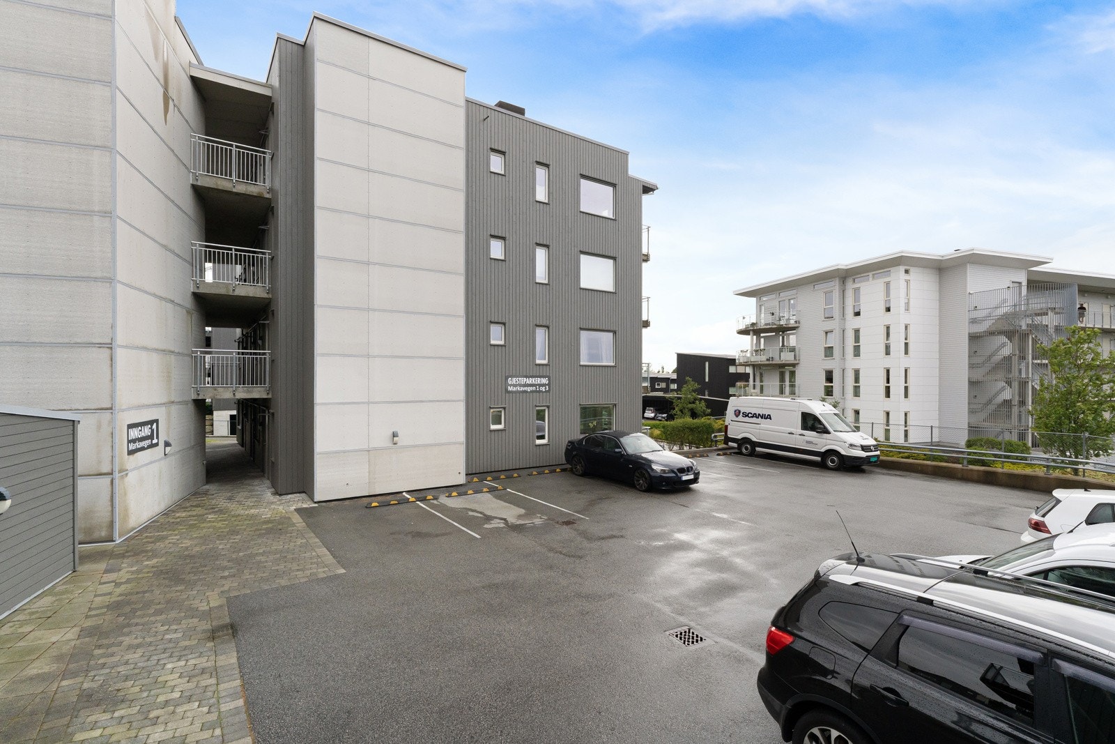 Fast parkeringsplass i lukket garasjeanlegg, samt utvendig gjesteparkering. Galleribilde