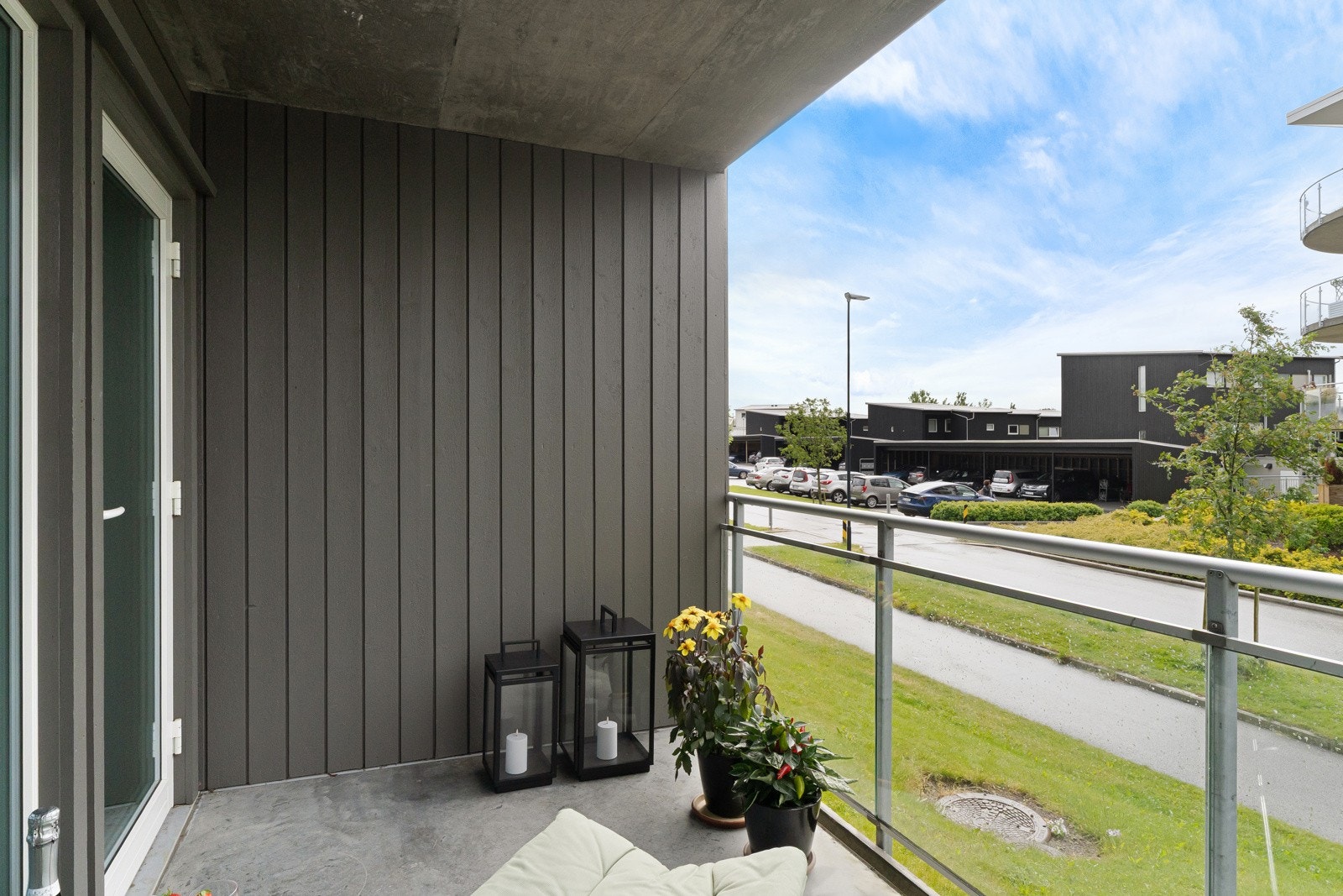 Overbygd og romslig balkong. Galleribilde