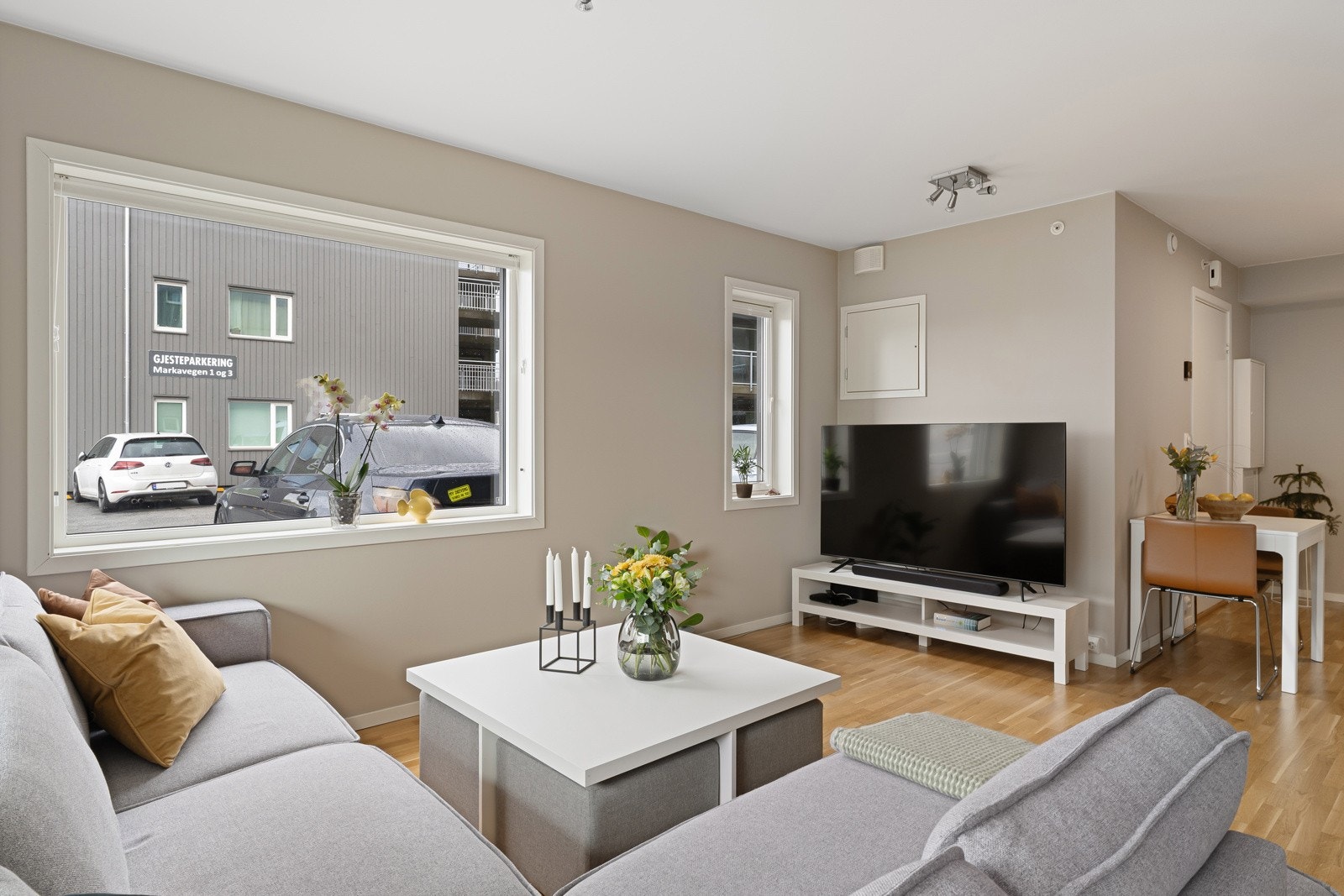 Plissegardiner i de fleste vindu som er praktisk for skjerme innsyn ved behov. Galleribilde