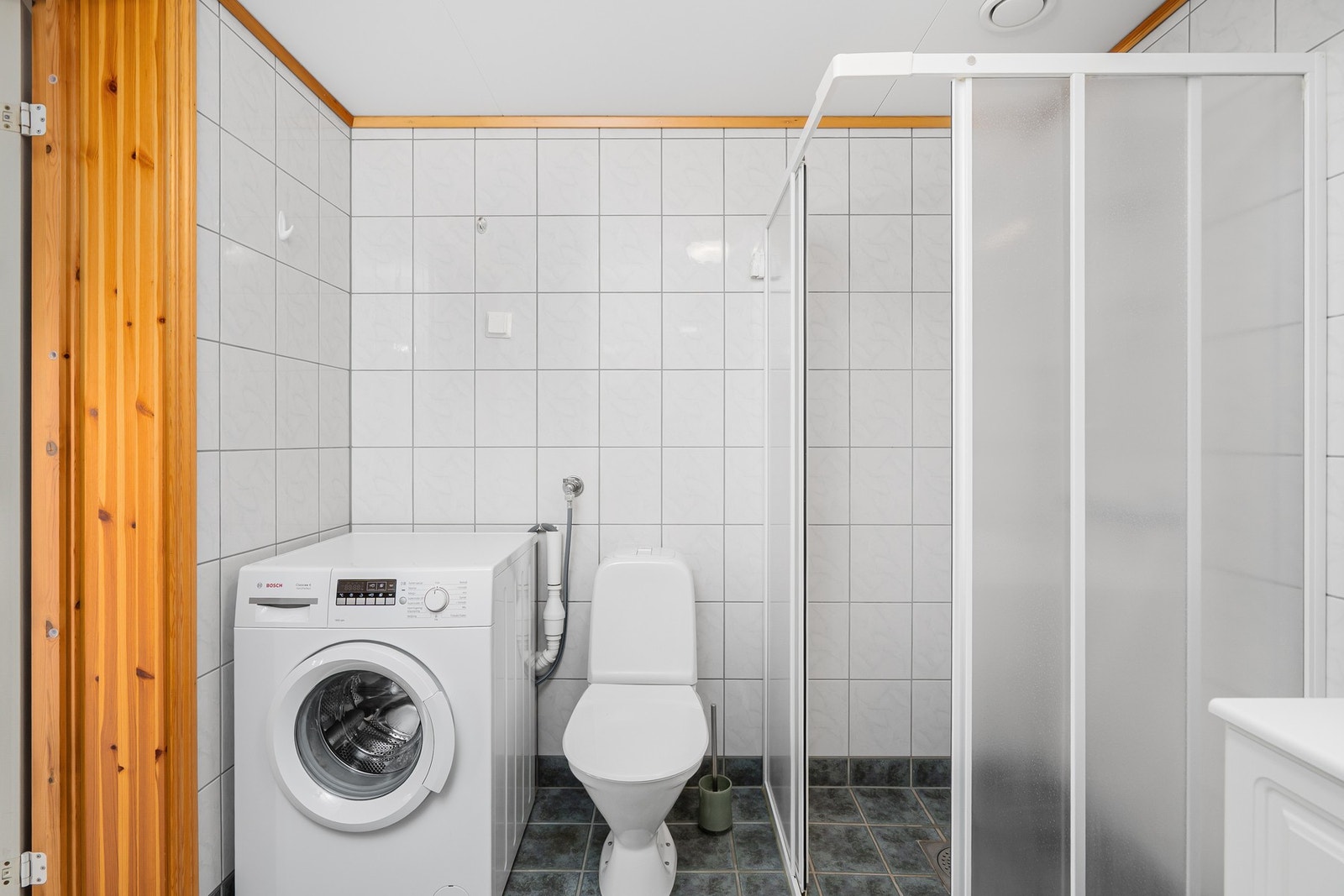 Med wc, dusjhjørne og opplegg til vaksemaskin. Galleribilde