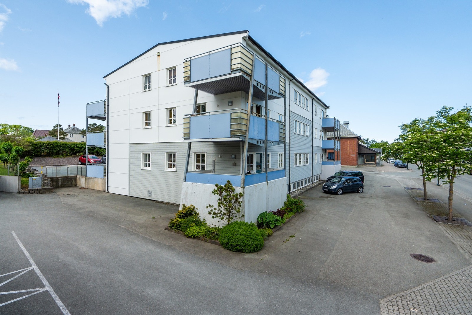 Hjørneleilighet med hjørnebalkong. Noe som gjør den meget anvendelig med tanke på solforhold. Galleribilde