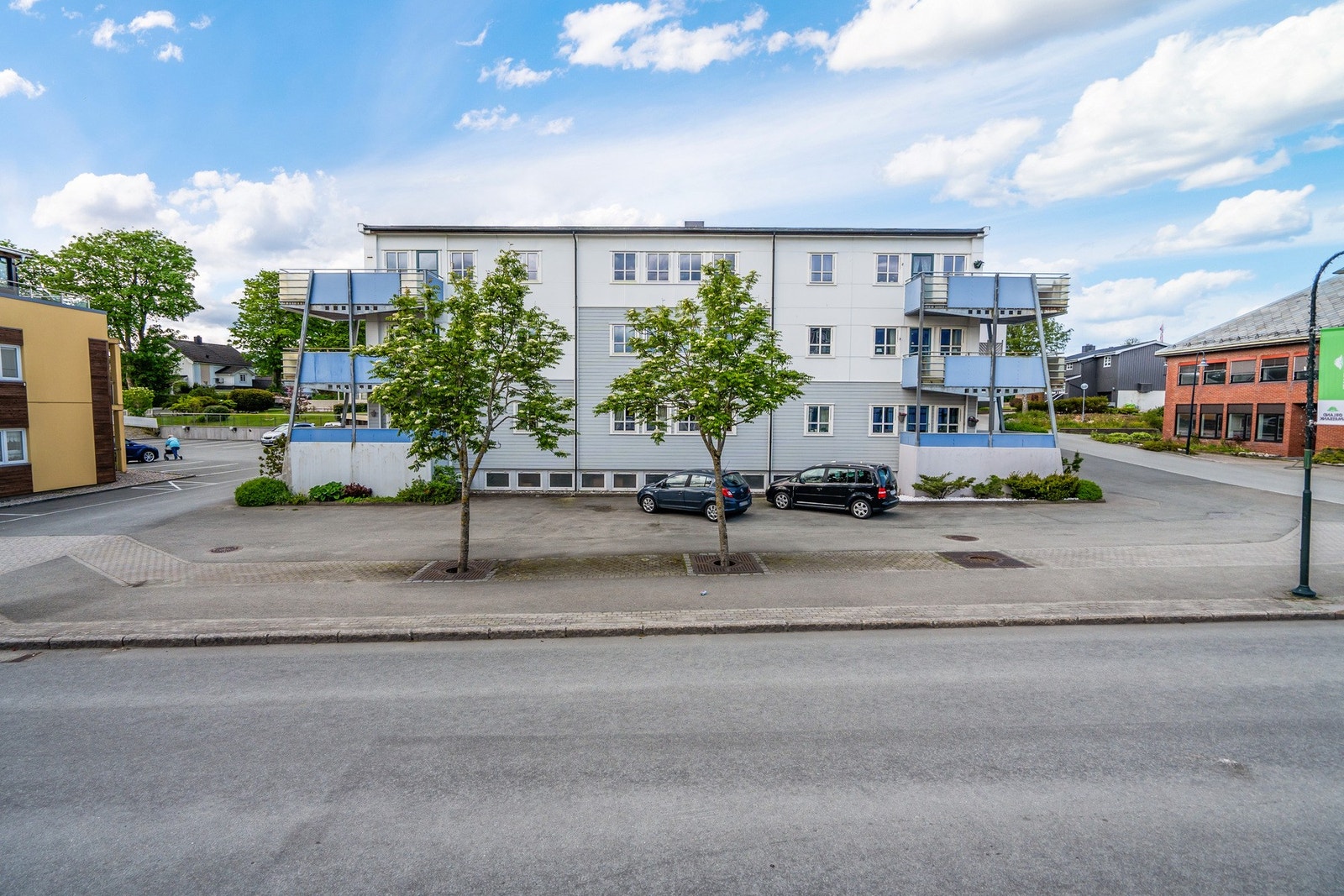 Velkommen til Yrjars gate 22! Leiligheten ligger i 2.etasje på høyre side. Balkongen i midten. Galleribilde