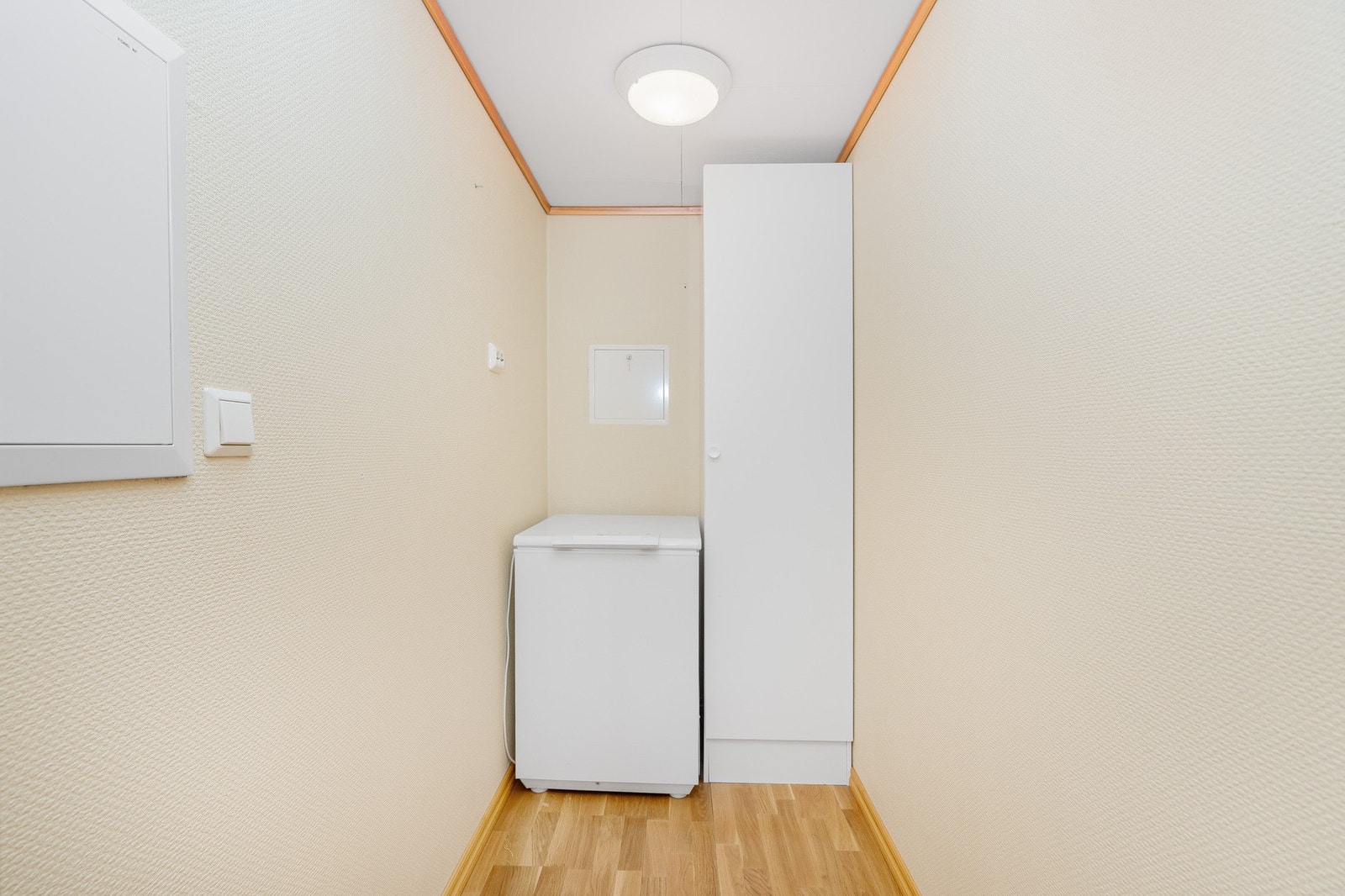 Fra hovedsoverommet er det inngang til en bod/ walk-in-closet. Galleribilde