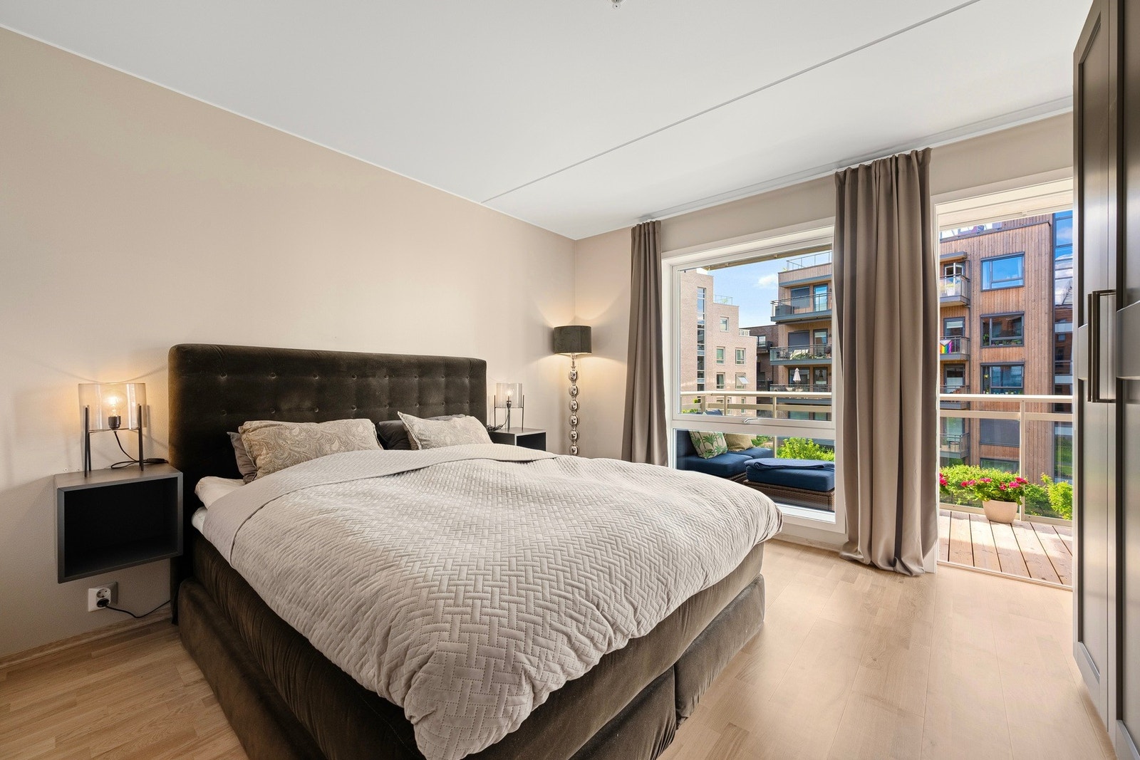 Hovedsoverommet har rikelig plass til en komfortabel stor seng og nattbord på begge sider. Galleribilde