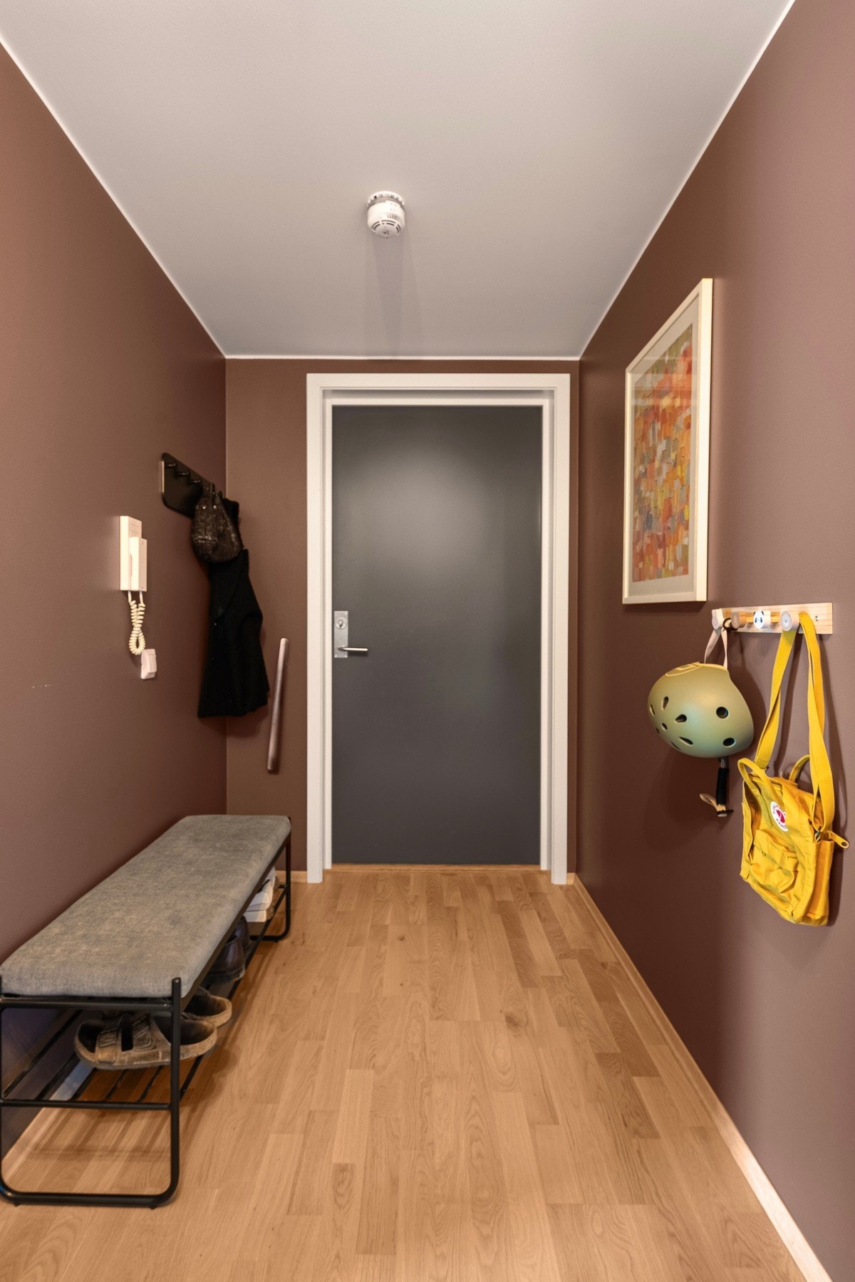 Her er det godt med plass til å henge fra seg yttertøy og sette fra seg skoene. Galleribilde