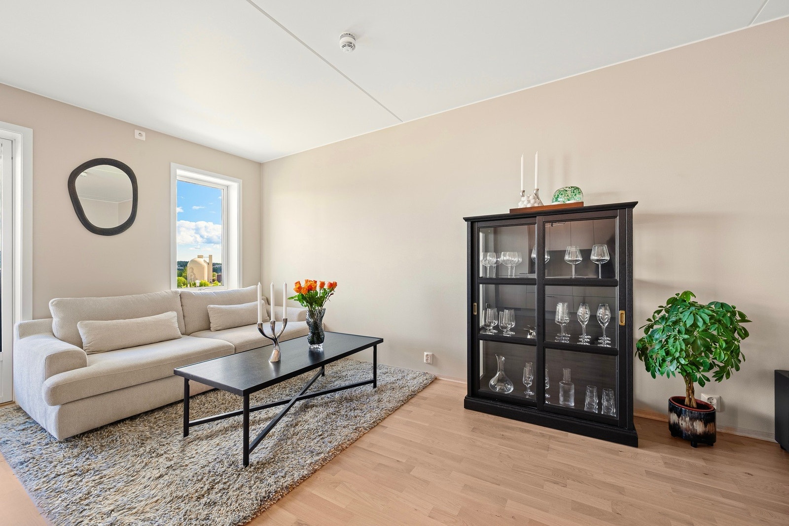 Boligen har overflater som består av parkettgulv og malte vegger i moderne farger som gir et stilrent og tidløst uttrykk. Galleribilde