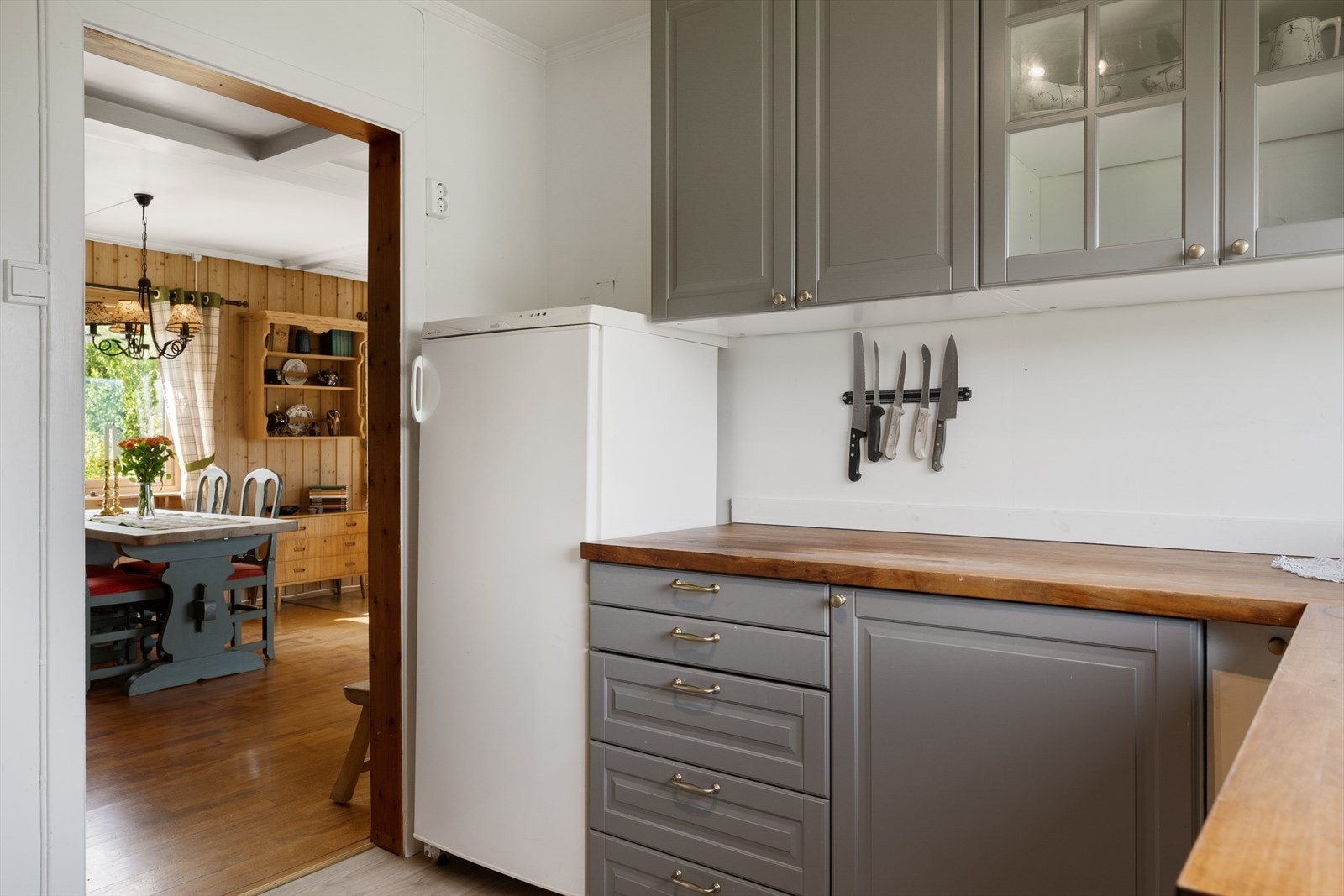 Praktisk avstand mellom kjøkken og spisestue. Galleribilde