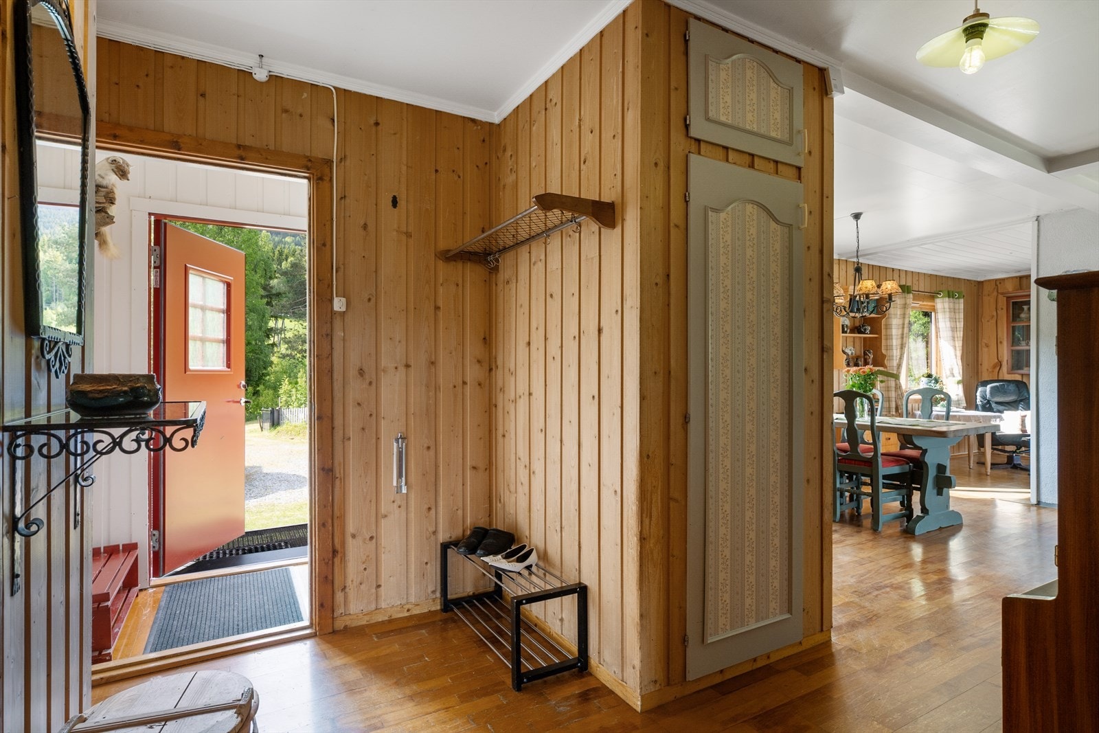 I entréen er det plass til yttertøy og sko. I tillegg er det oppbevaringsplass i plassbygd skap. Galleribilde