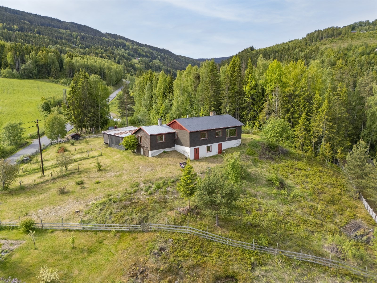 Bjørnstulvegen 79 har rolig og landlig beliggenhet i Lia, i Sør-Fron kommune. Galleribilde