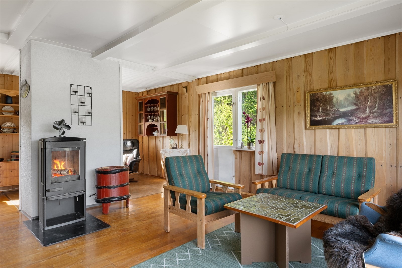 Panelte vegger gir rommet et lunt preg. Galleribilde