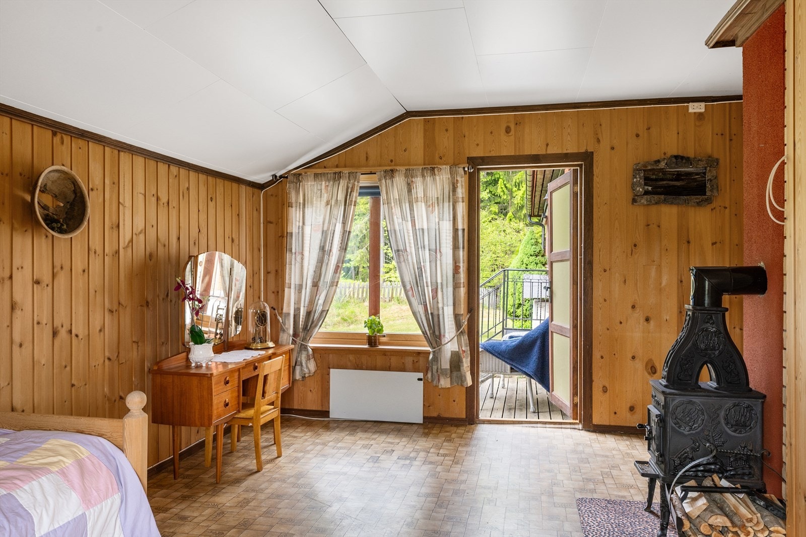 Soverom 3 er kombinert soverom og stue. Rommet har egen vedovn, og det er dør direkte ut. Galleribilde