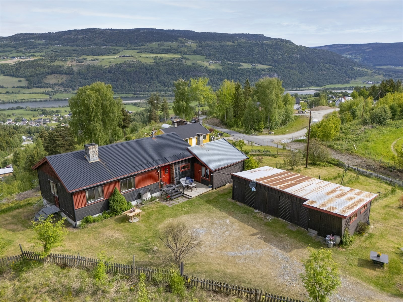 Boligen ble oppført i 1968 og går over ett plan pluss kjeller. Galleribilde