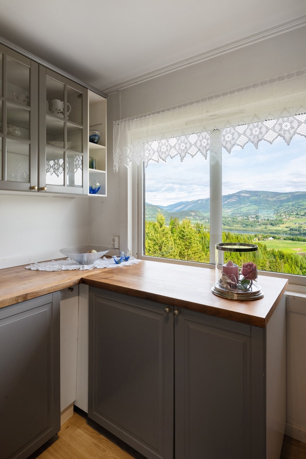 Utsikten nytes også fra kjøkkenet. Galleribilde