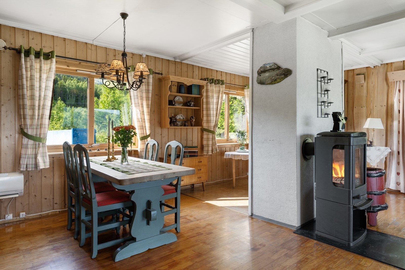 Spisestua gjør det enkelt å samle mange rundt bordet. Galleribilde