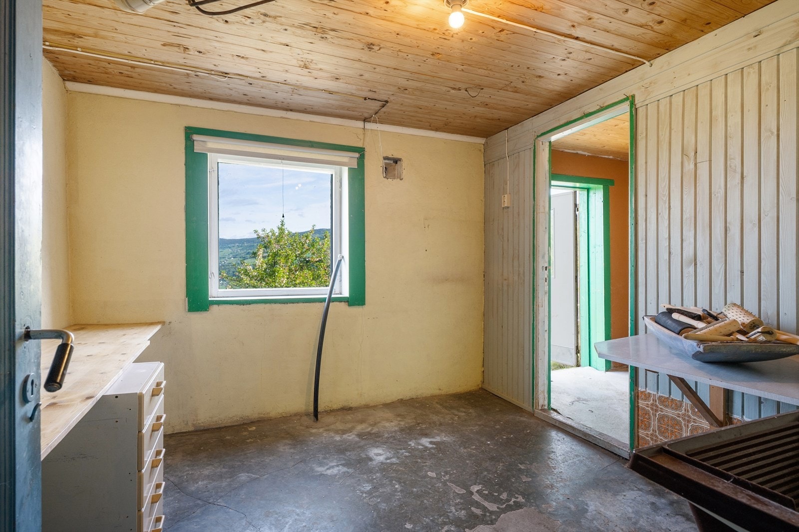 Kjelleren har både innvendig og utvendig adkomst, og godt med lagrings- og oppbevaringsplass i flere bodrom. Galleribilde