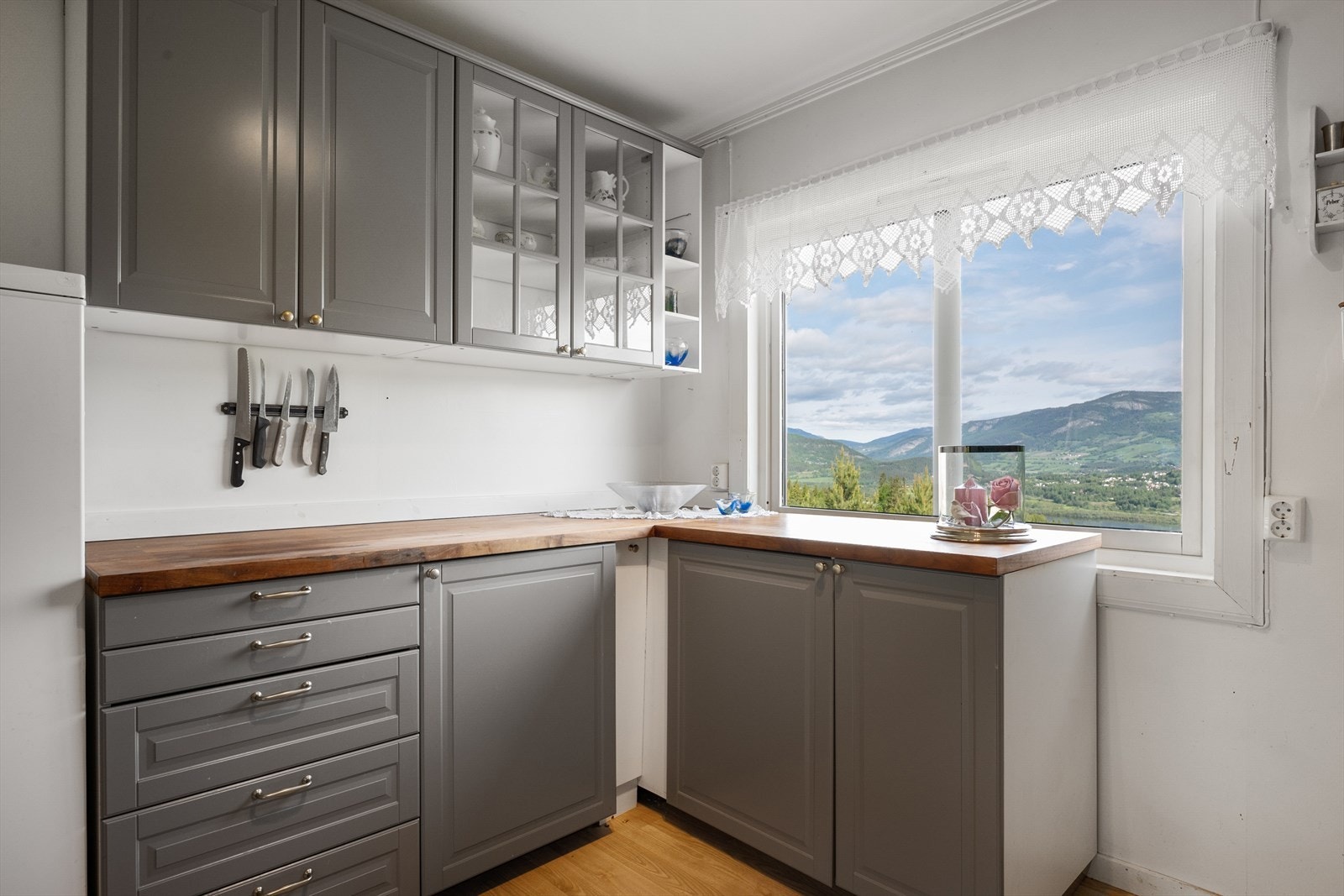 Det er plass til frittstående hvitevarer. Galleribilde