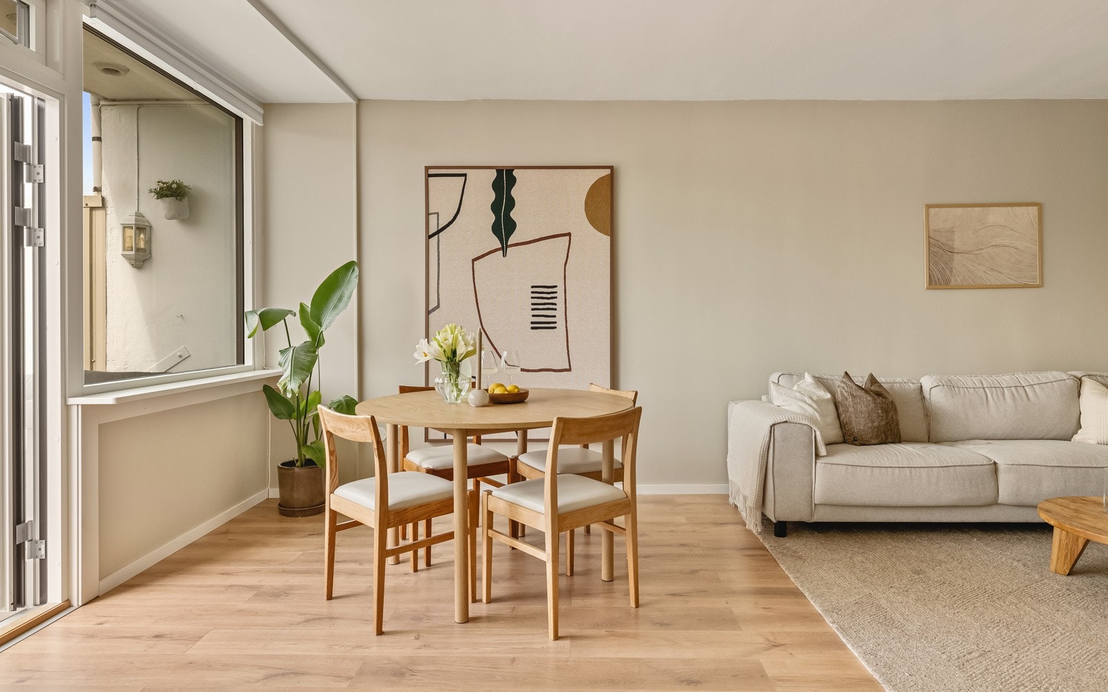 Hele leiligheten har blitt modernisert de siste årene, med blant annet nye laminatgulv, nymalte overflater, nytt kjøkken, nye garderober og oppgradert bad. Galleribilde