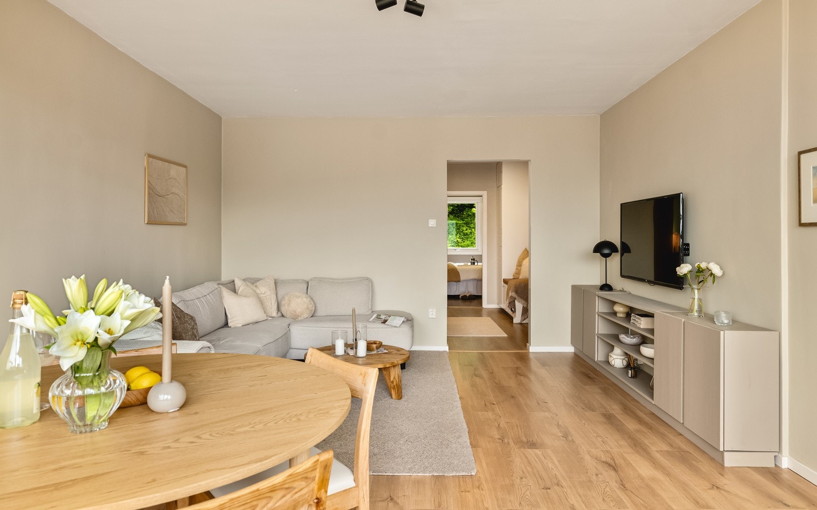 Det er sentralvarme, grunnpakke tv og internett, kommunale avgifter m.m. inkl. i fellesutgiftene. Galleribilde