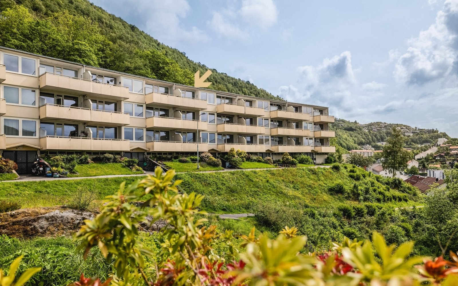 Leiligheten ligger nydelig til i Strimmelen borettslag, i byggets øverste etasje. Galleribilde