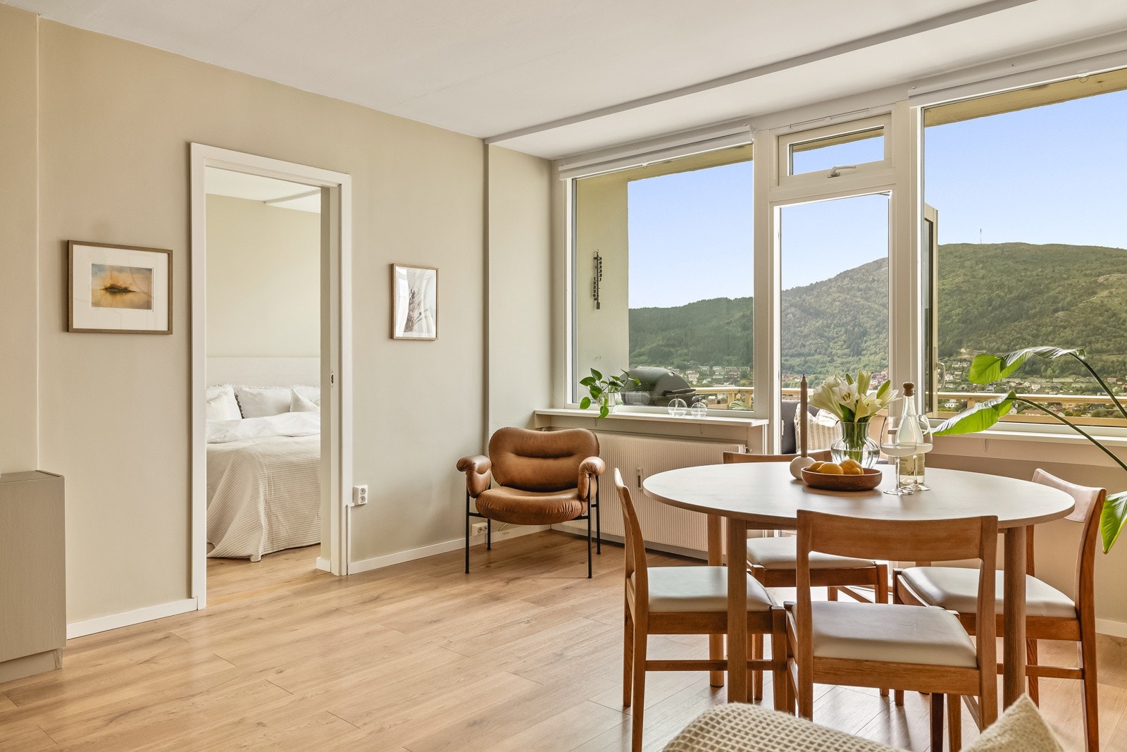 Den flotte utsikten kommer også til sin rett fra innsiden av leiligheten. Galleribilde