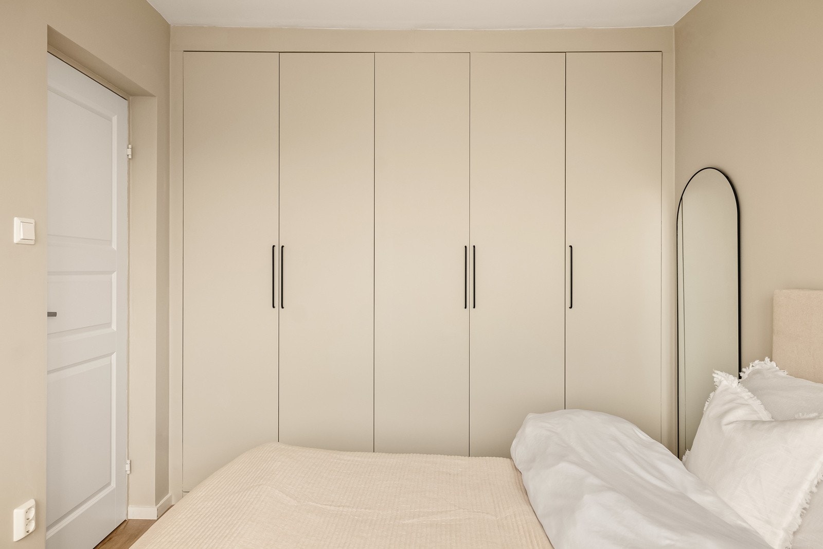 Godt med oppbevaringsplass i garderobeskap på rommet. Galleribilde