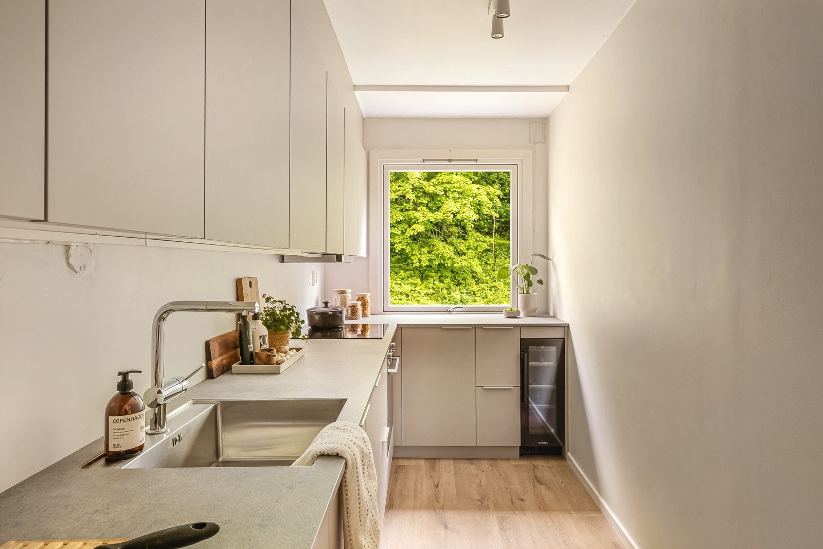 Meget god skap- og benkeplass. Galleribilde