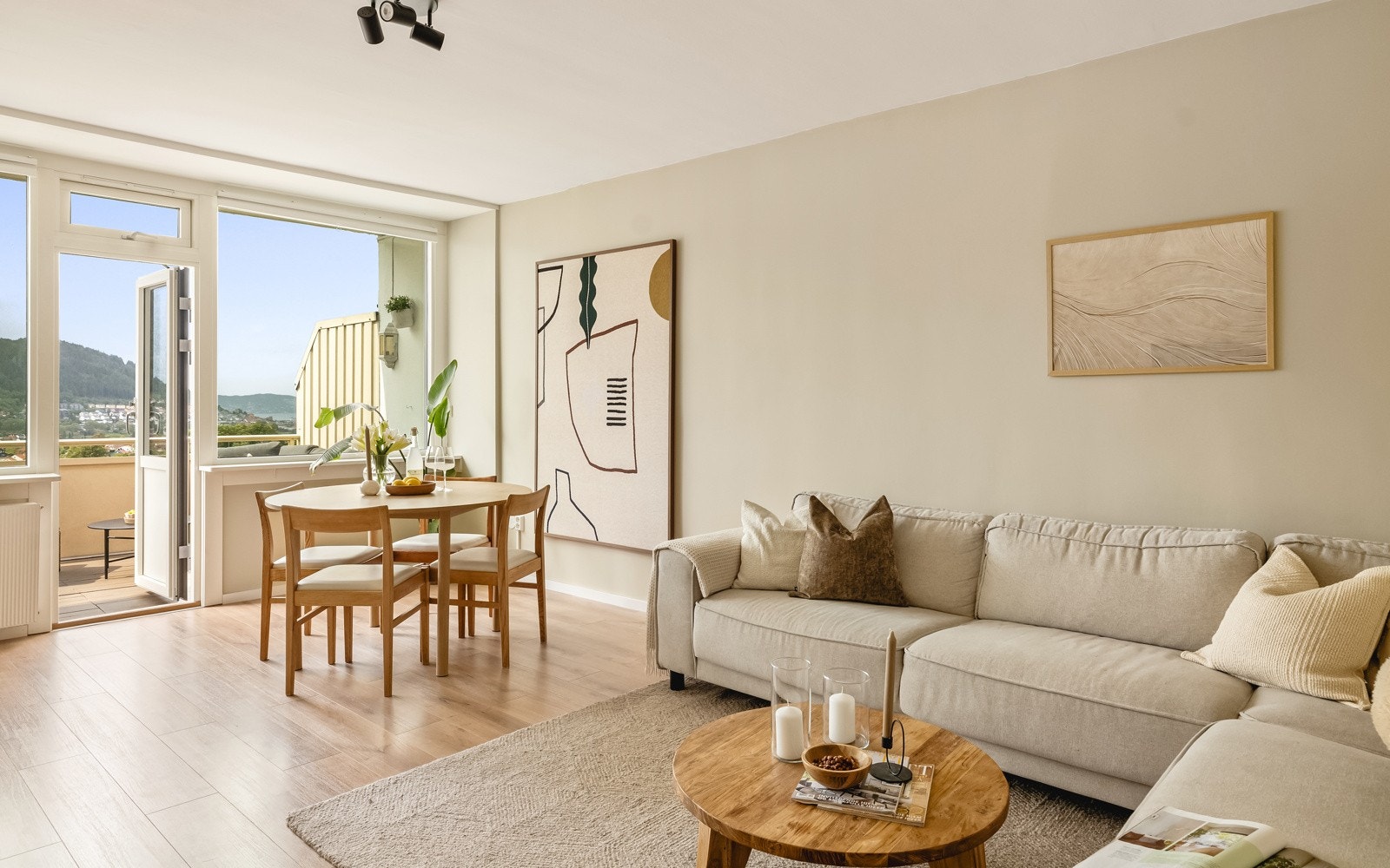 Romslig stue på 22,9 kvm med god plass til spisebord og stor sofa. Galleribilde