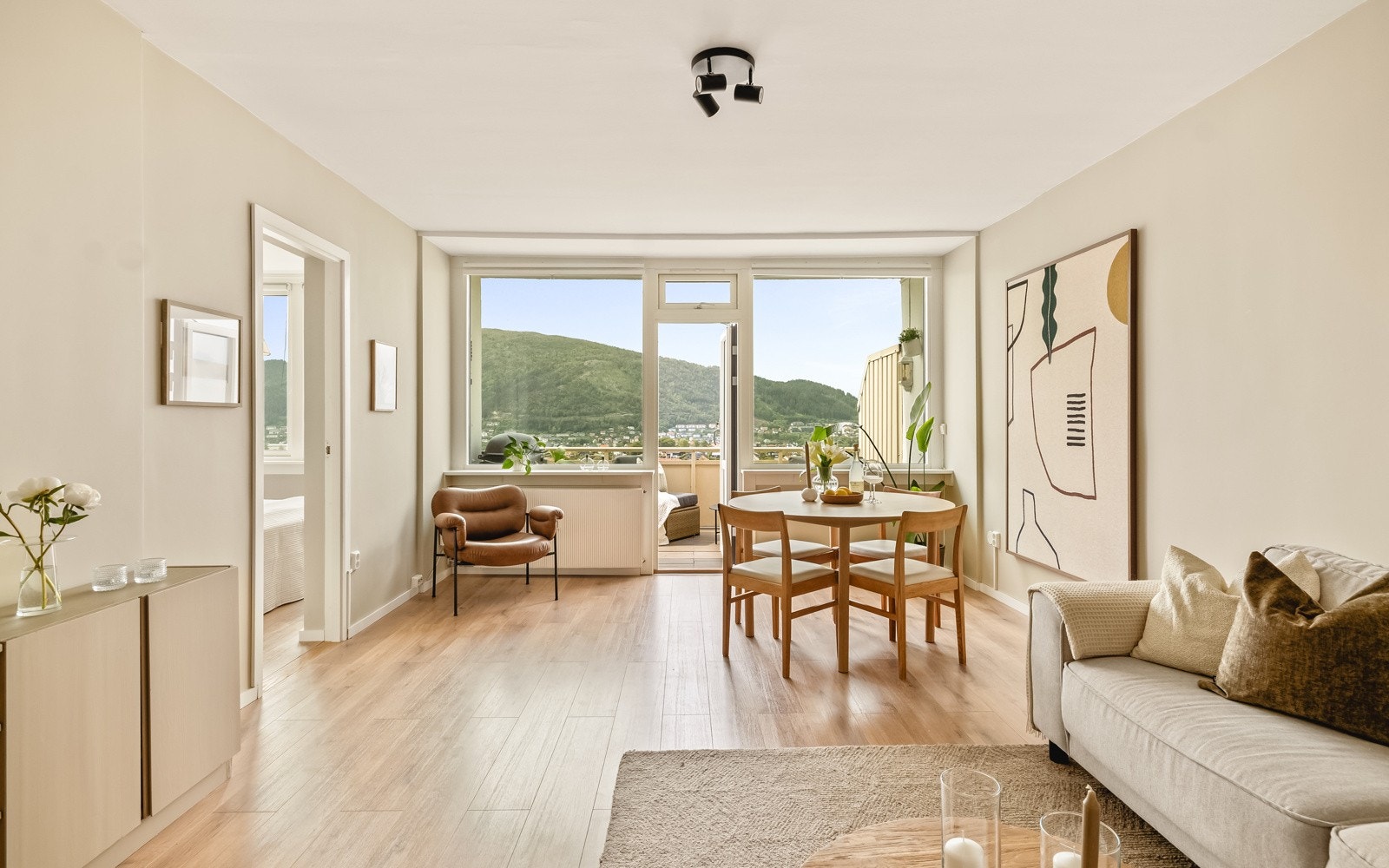 Stuen har store vinduer og vender mot vest, noe som gjør leiligheten svært lys og innbydende. Galleribilde