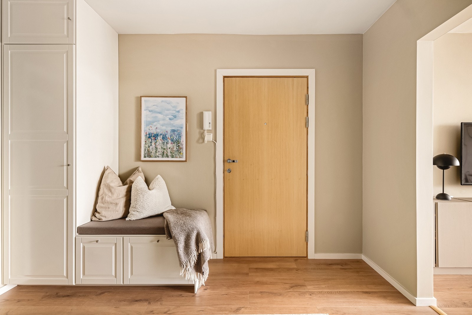 Nåværende eier har fått satt inn en kjempeflott garderobeløsning med garderobeskap og sittebenk med skuffer under. Galleribilde