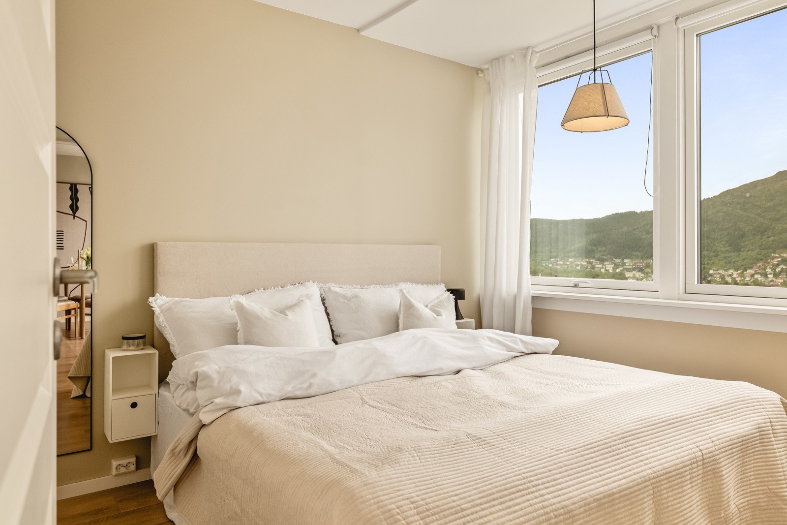 Hovedsoverommet ligger også vestvendt og har fantastisk utsikt! Galleribilde