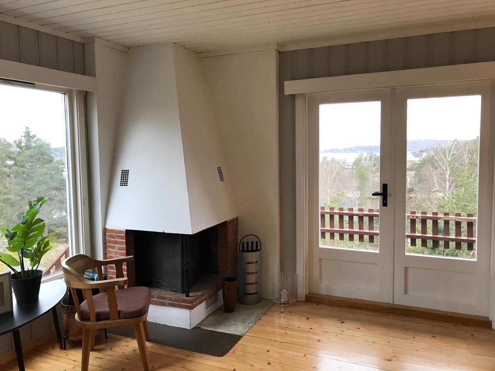 Peisen gir god og lun varme på kjøligere dager. Utgang til balkong Galleribilde