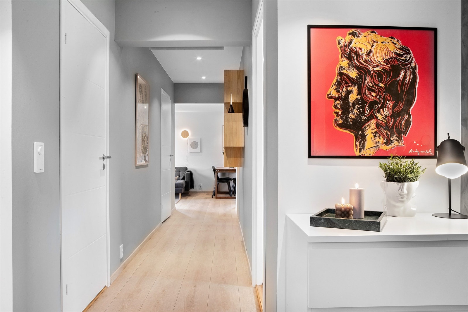 Fra entréen er det gang inn til stue. Det er varmepumpe montert i gangen. Galleribilde