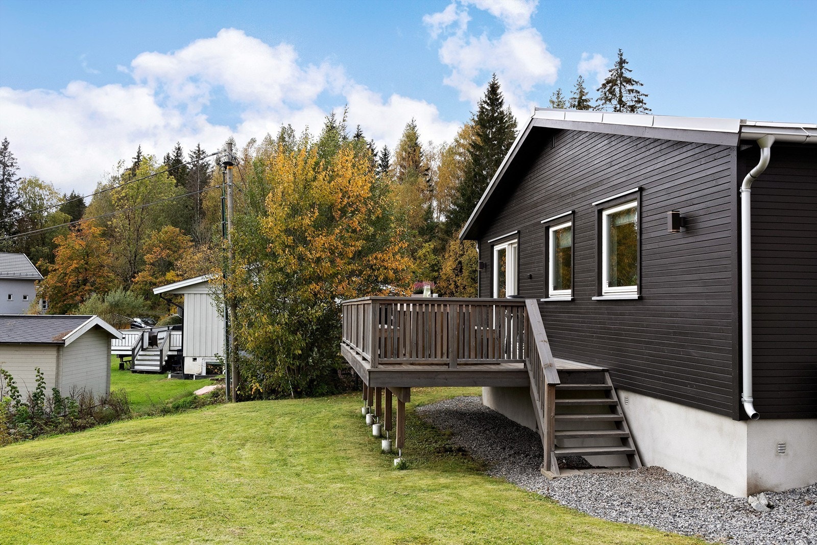Stor hage som passer for både de store og små. Plass til trampoline, fotballmål, mm. Galleribilde