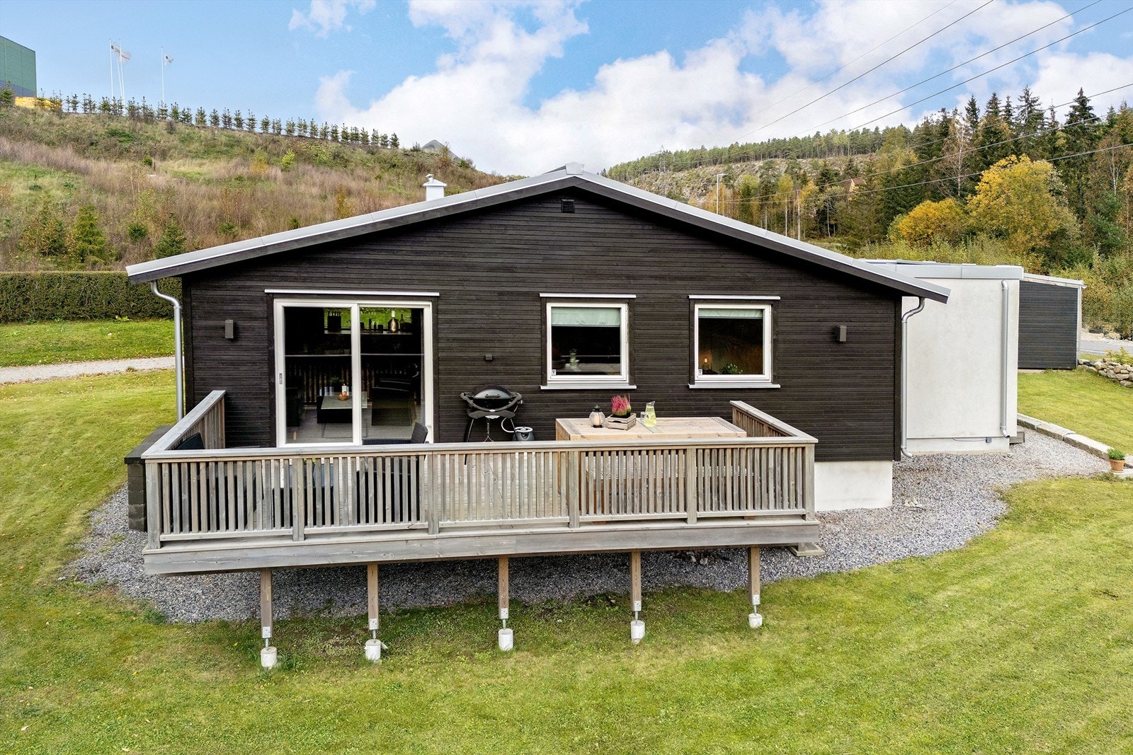 Utgang fra stue til solrik terrasse på 19 kvm med flere muligheter for utemøbler, grill, m.m. Galleribilde