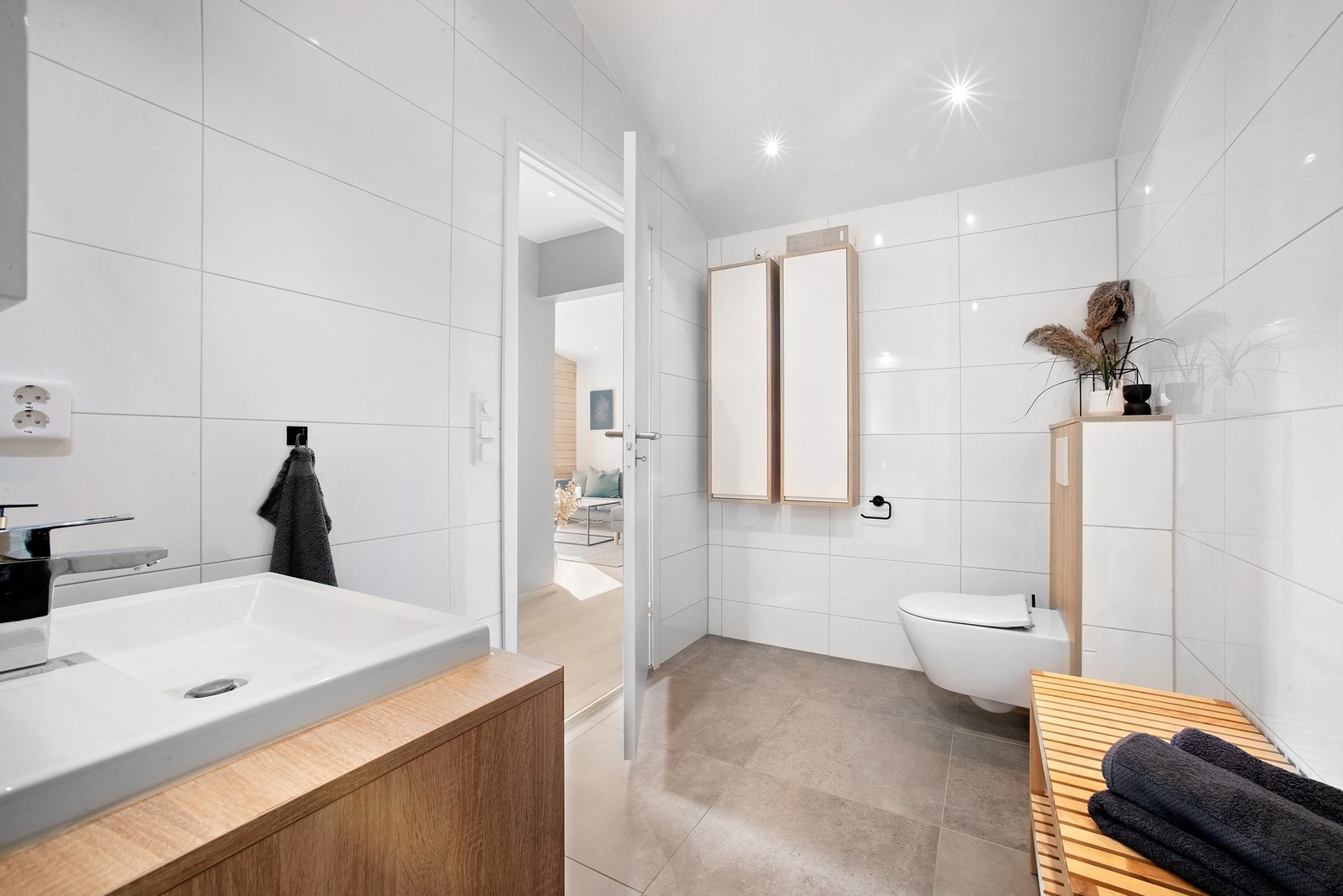 Delikat og romslig bad med gulvvarme og god takhøyde. Galleribilde