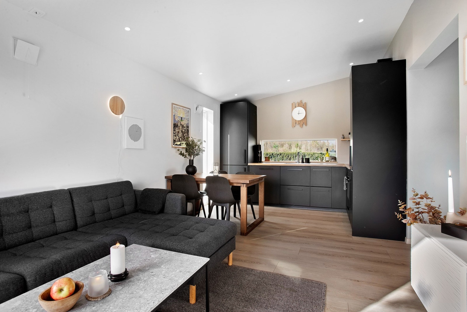 Høyt under tak som forsterker romfølelsen. Plass til spisebord. Galleribilde