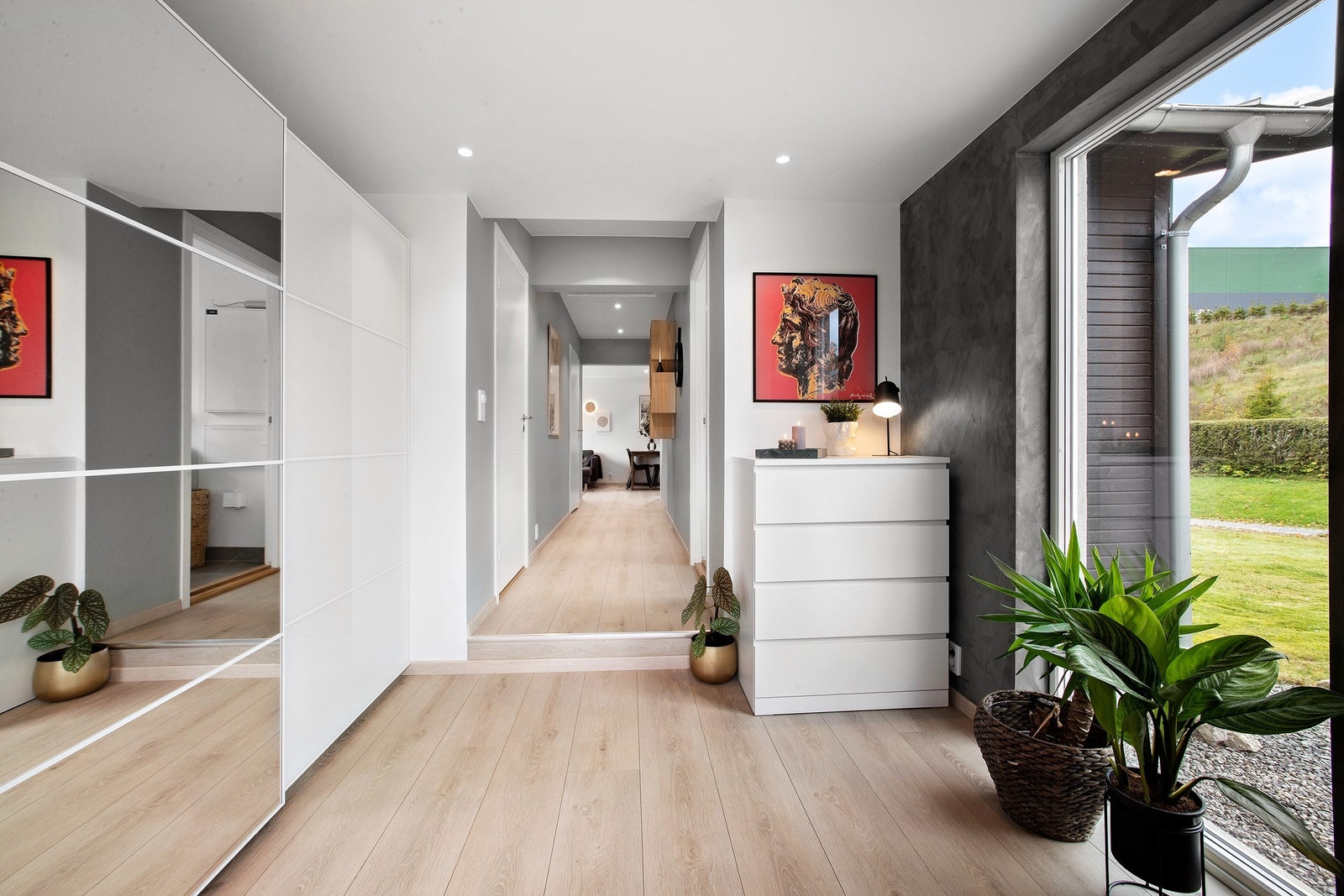 Velkommen inn! Entréen har gulvvarme, plass til garderobeløsning og et stort vindu med mye lysinnslipp. Galleribilde