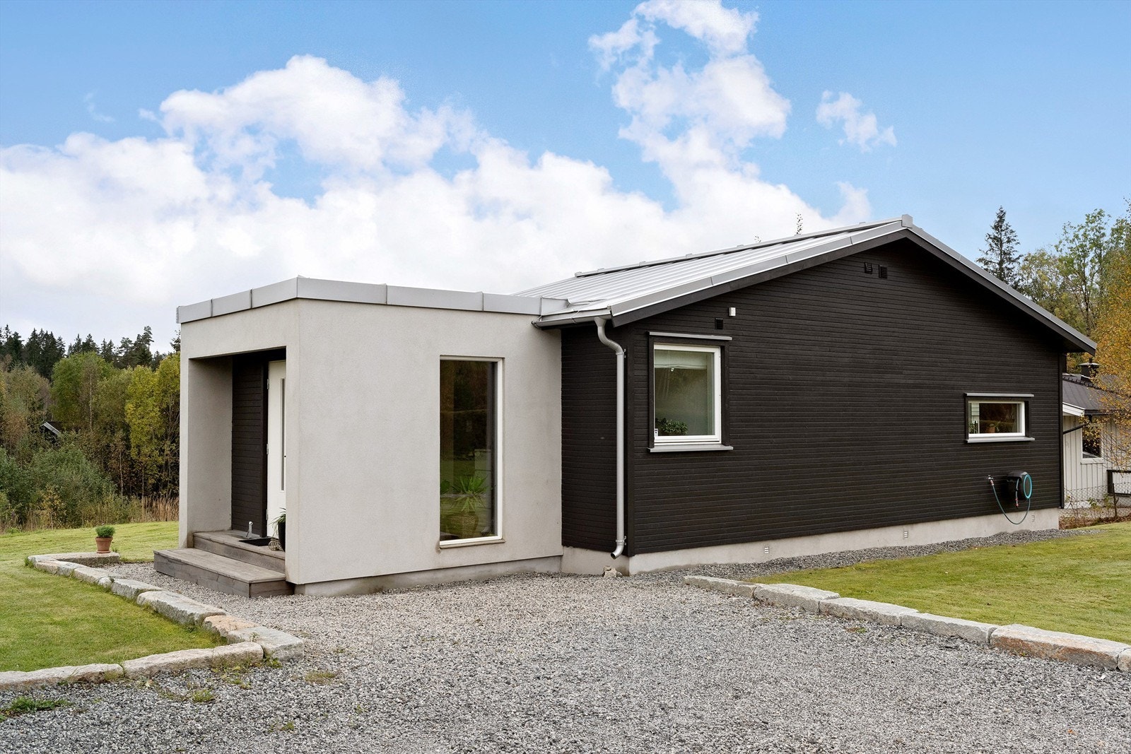 Nytt inngangsparti og romslig gang er bygget på. Galleribilde