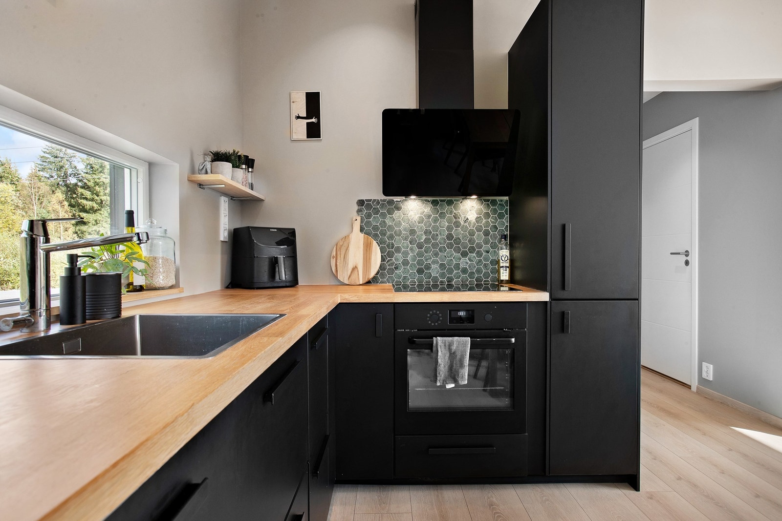 Godt med benkeplass på kjøkkenet og delikate hexagonfliser over platetoppen. Galleribilde