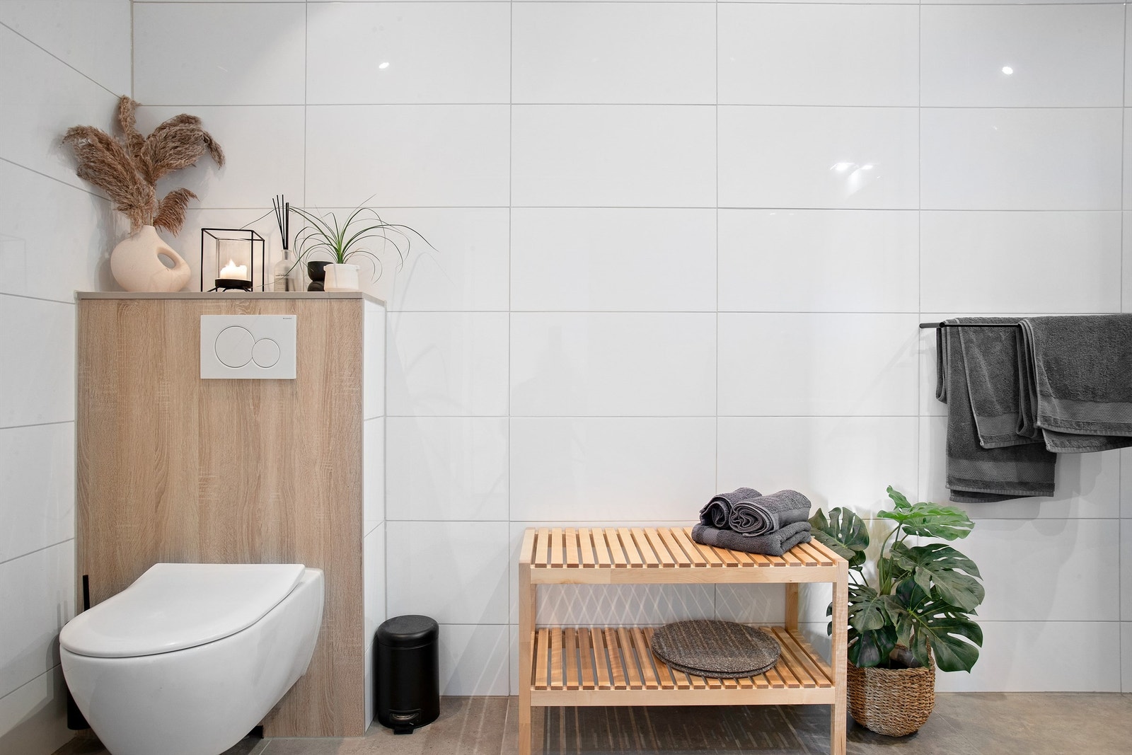 Vegghengt toalett, servant med underskap og speil over servant. Galleribilde