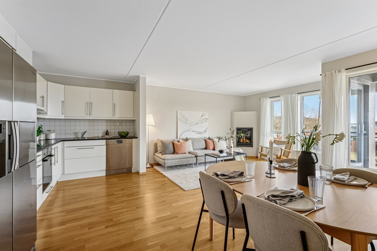 Leiligheten byr på en moderne åpen stue- og kjøkkenløsning. Galleribilde