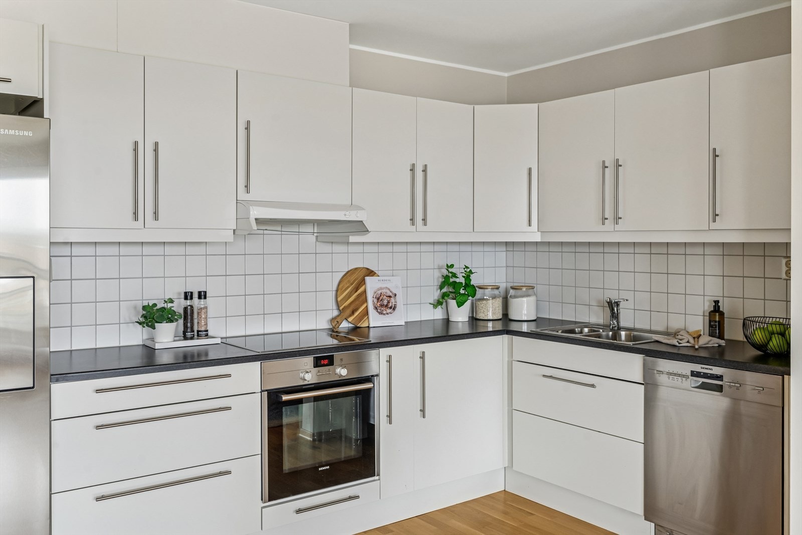 Kjøkkeninnredning med hvite glatte fronter. Galleribilde