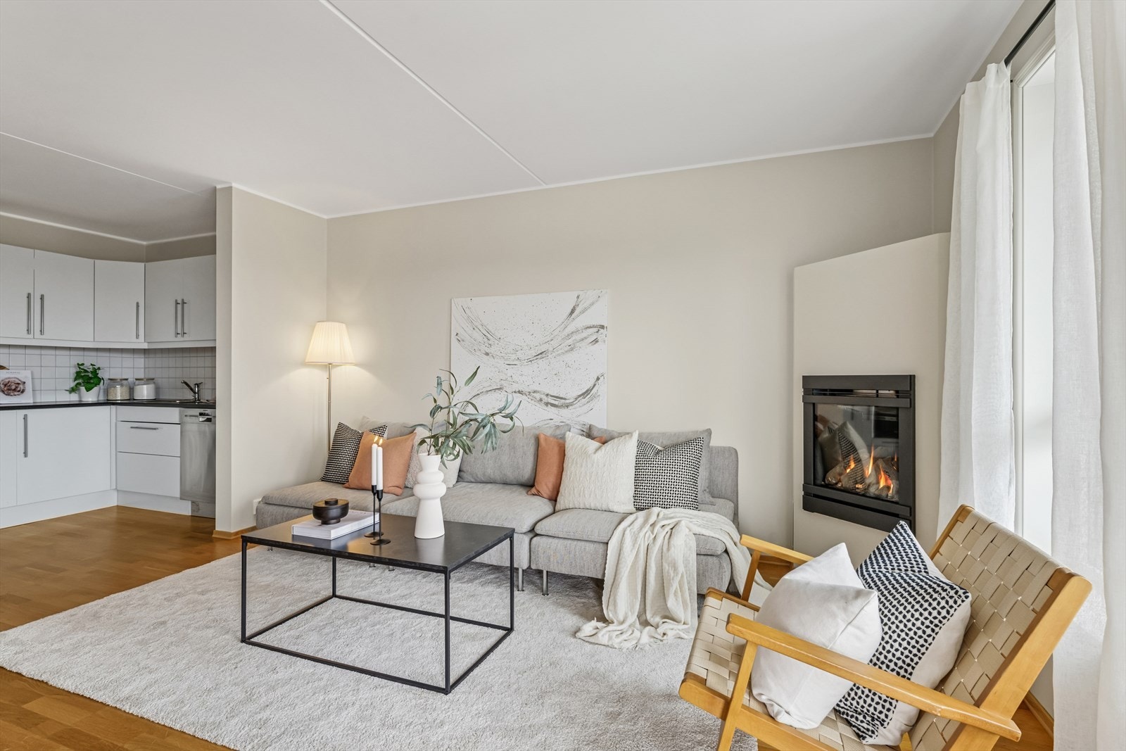 Den moderne gasspeisen i stuen skaper både varme og stemning - et elegant blikkfang som løfter rommets helhetsinntrykk. Galleribilde