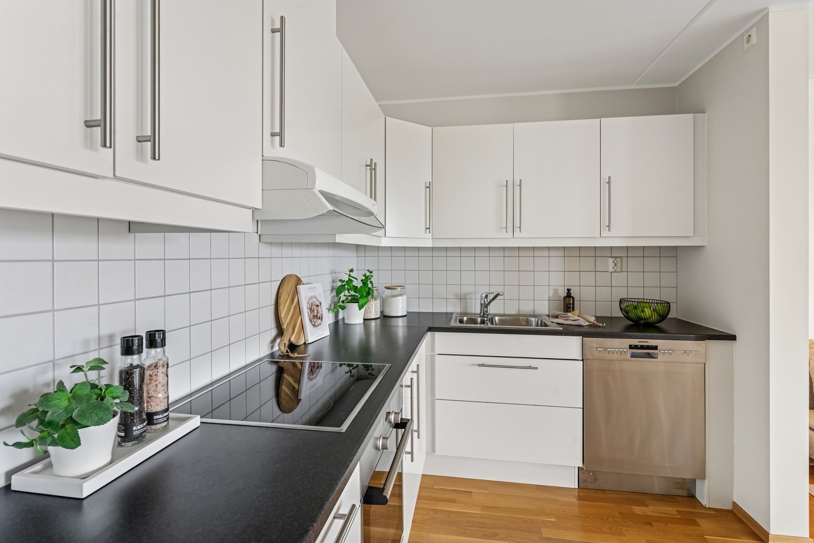 Rikelig med plass til alt ønskelig med nok av over og underskap. Galleribilde