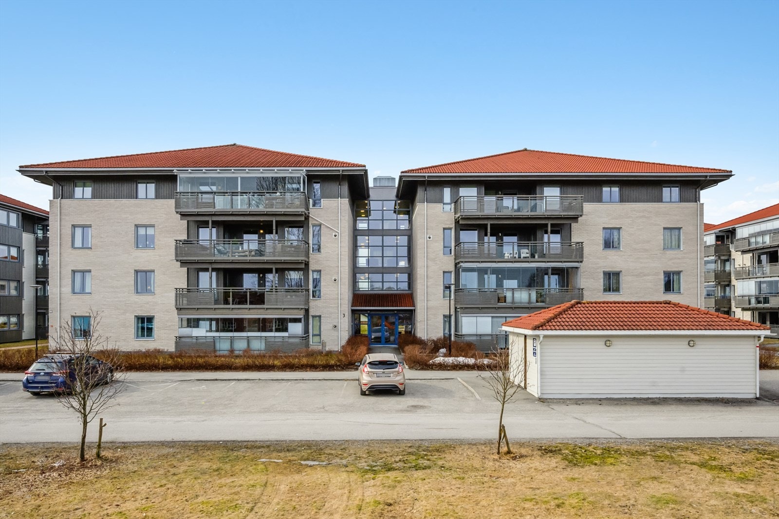 Her bor du med umiddelbar nærhet til bl.a. togstasjon, matbutikker, apotek, skoler m.m. Galleribilde