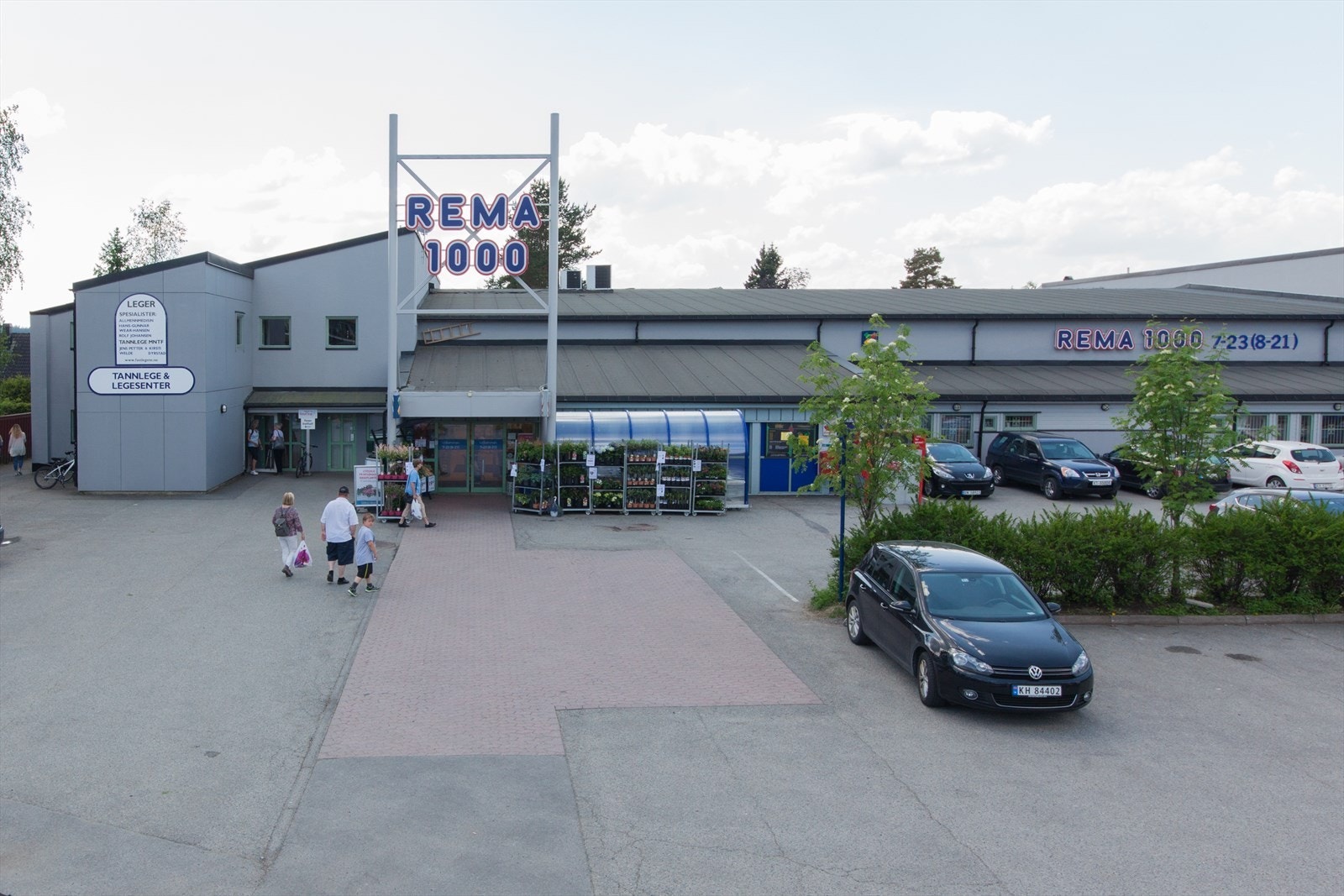 Umiddelbar nærhet til matbutikk, lege, apotek og skoler. Galleribilde