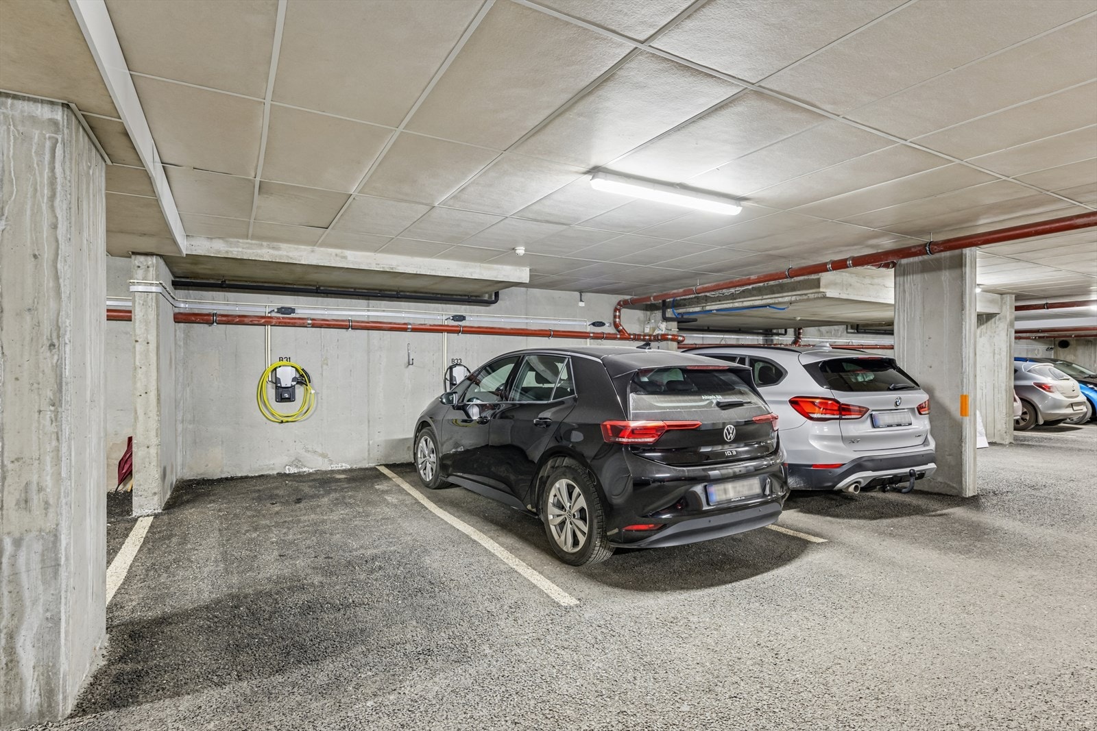 Garasjeplass (nr.31) til en bil i felles lukket garasjeanlegg i kjeller. Eier har montert el-billader. Galleribilde