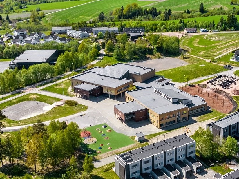Spikkestad barneskole en kort spaseravtand unna. Galleribilde